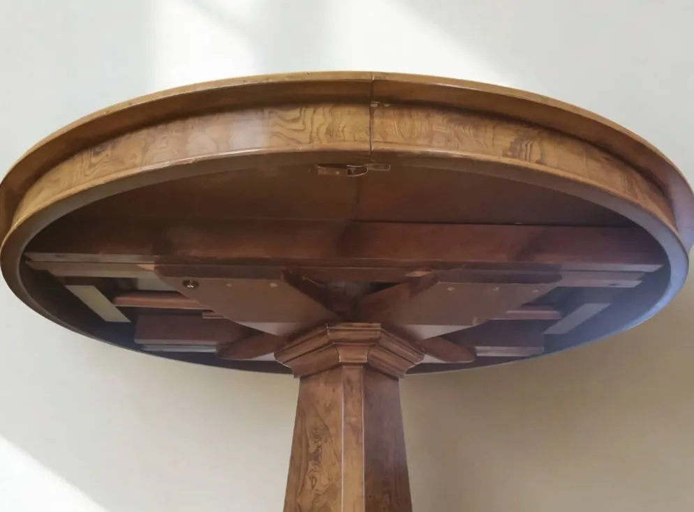 Table ronde extensible en loupe de bois aux magnifiques veinage