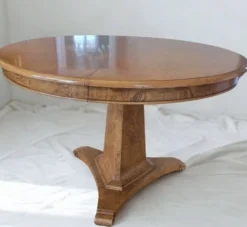 Table ronde extensible en loupe de bois aux magnifiques veinage