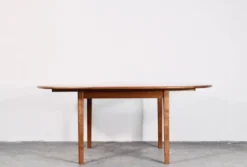 Table ronde extensible en teck danois des années 50.
