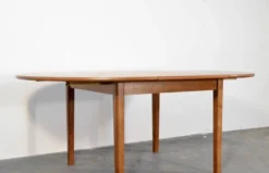 Table ronde extensible en teck danois des années 50.