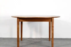 Table ronde extensible en teck danois des années 50.