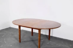Table ronde extensible en teck danois des années 50.