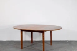 Table ronde extensible en teck danois des années 50.
