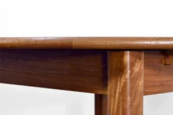 Table ronde extensible en teck danois des années 50.