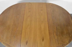 Table ronde extensible en teck danois des années 50.