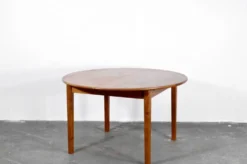 Table ronde extensible en teck danois des années 50.