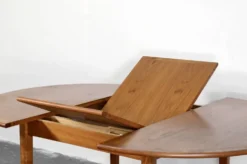 Table ronde extensible en teck danois des années 50.
