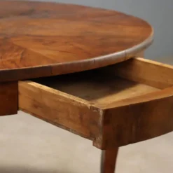 Table ronde élégante avec tiroir et pieds galbés