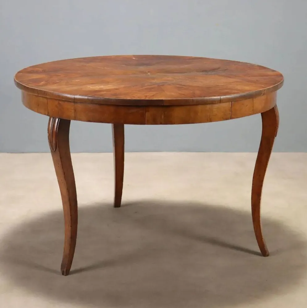 Table ronde élégante avec tiroir et pieds galbés