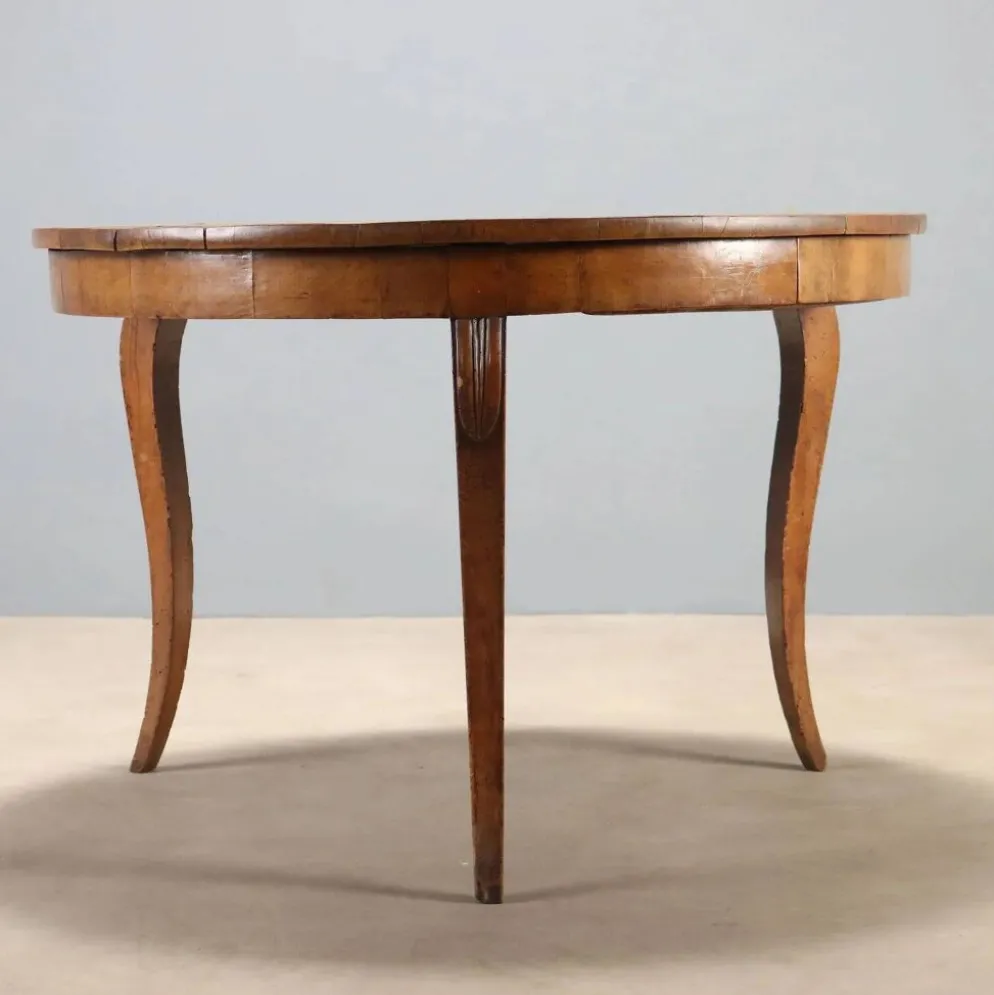 Table ronde élégante avec tiroir et pieds galbés