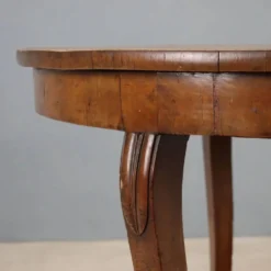 Table ronde élégante avec tiroir et pieds galbés