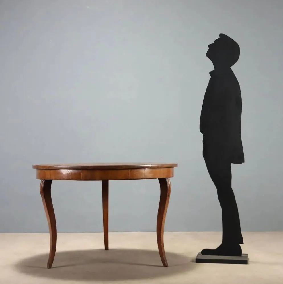 Table ronde élégante avec tiroir et pieds galbés