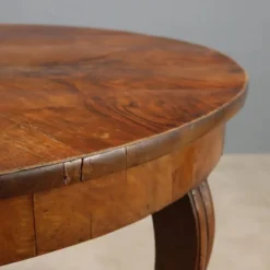 Table ronde élégante avec tiroir et pieds galbés