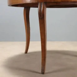 Table ronde élégante avec tiroir et pieds galbés