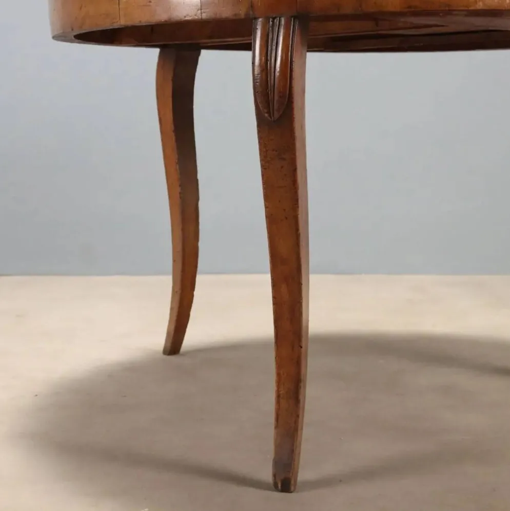 Table ronde élégante avec tiroir et pieds galbés