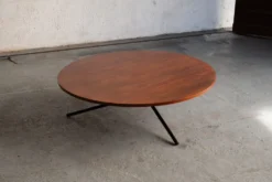 Table ronde élévatrice par Jürg Bally