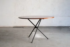 Table ronde élévatrice par Jürg Bally