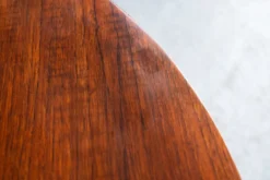 Table ronde élévatrice par Jürg Bally