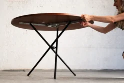 Table ronde élévatrice par Jürg Bally