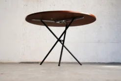 Table ronde élévatrice par Jürg Bally