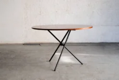 Table ronde élévatrice par Jürg Bally