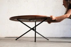 Table ronde élévatrice par Jürg Bally