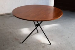 Table ronde élévatrice par Jürg Bally