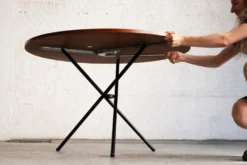 Table ronde élévatrice par Jürg Bally