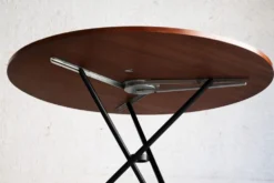 Table ronde élévatrice par Jürg Bally
