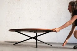 Table ronde élévatrice par Jürg Bally
