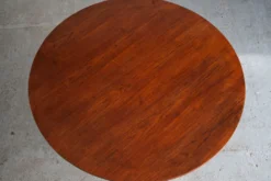 Table ronde élévatrice par Jürg Bally