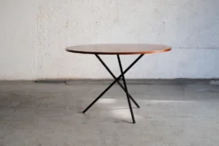 Table ronde élévatrice par Jürg Bally