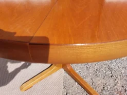 table ronde ou ovale avec rallonge, pied central, design Baumann vintage