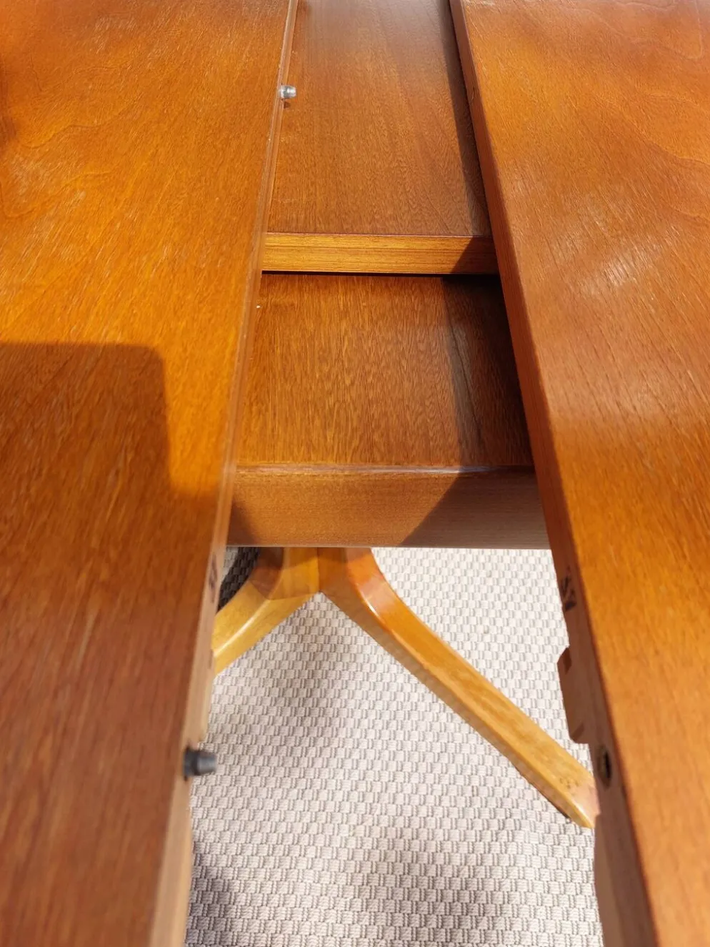 table ronde ou ovale avec rallonge, pied central, design Baumann + 4chaises