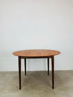 Table ronde scandinave en teck, 1960