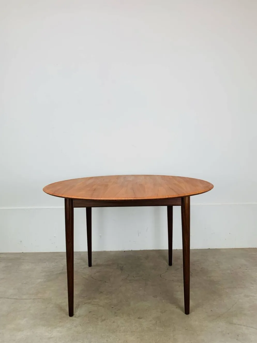 Table ronde scandinave en teck, 1960