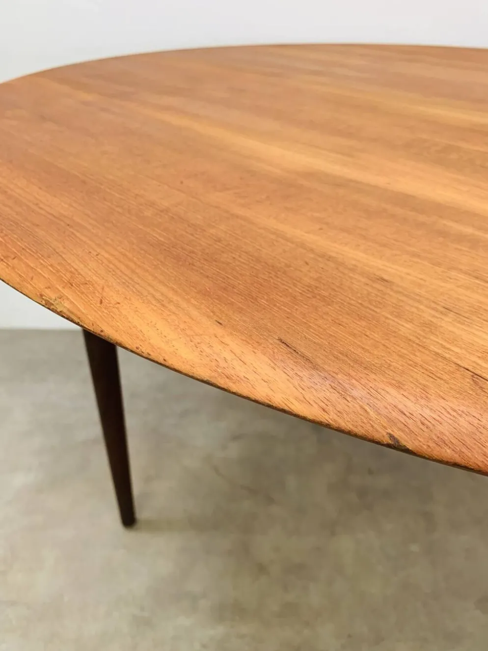 Table ronde scandinave en teck, 1960