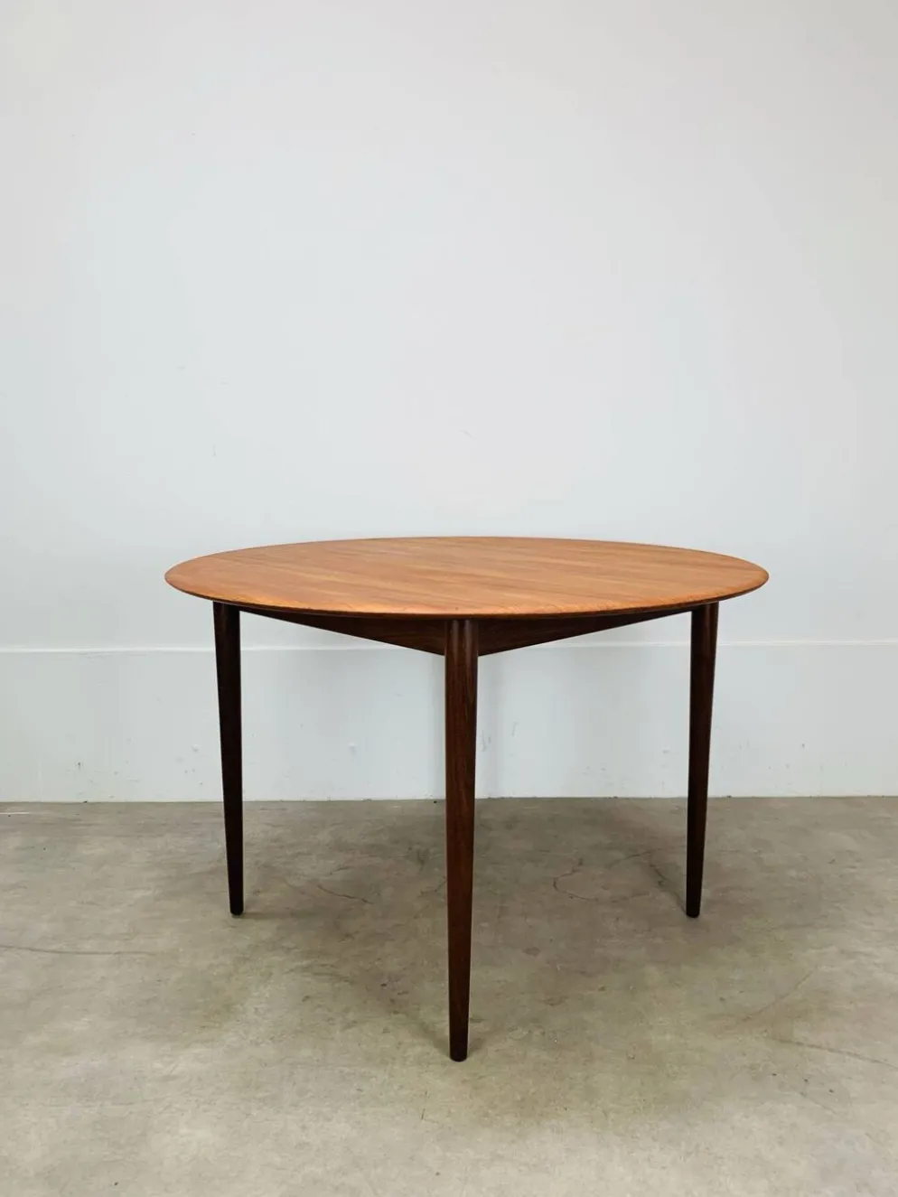 Table ronde scandinave en teck, 1960