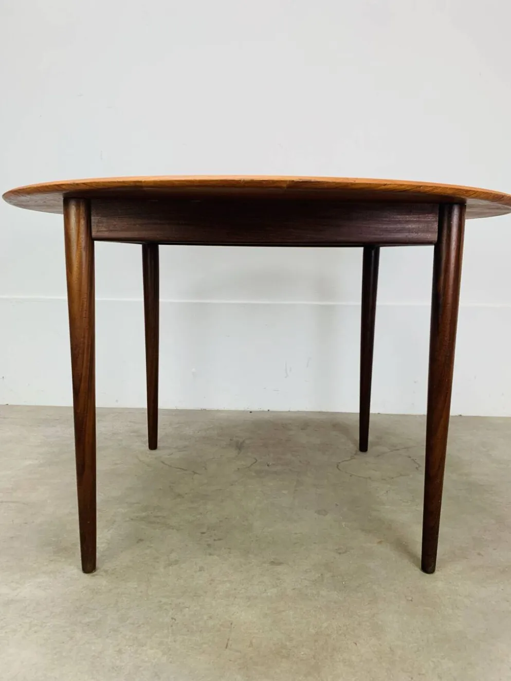 Table ronde scandinave en teck, 1960