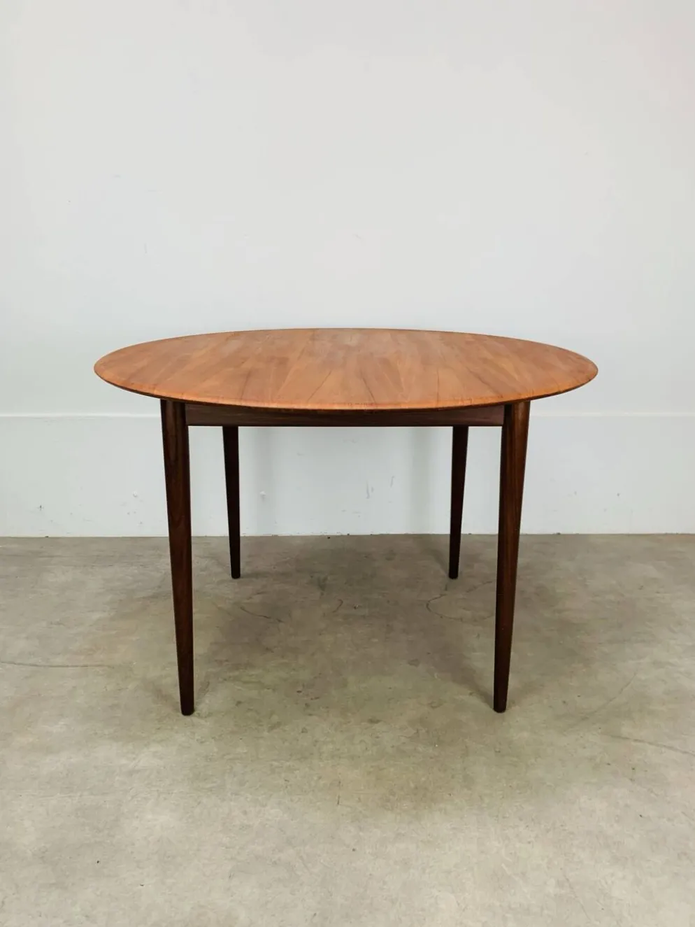 Table ronde scandinave en teck, 1960