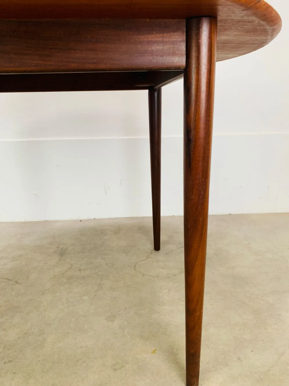 Table ronde scandinave en teck, 1960