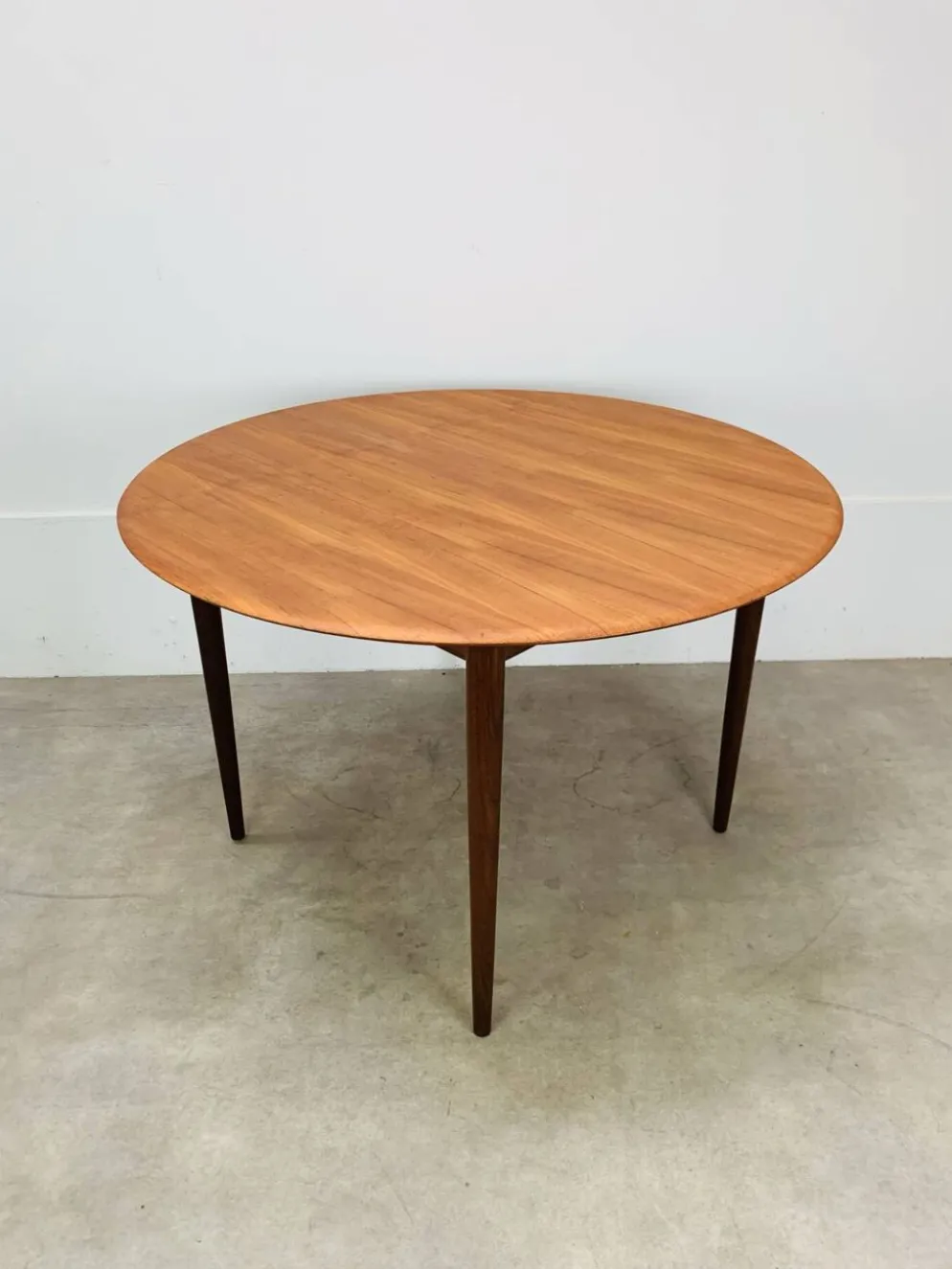 Table ronde scandinave en teck, 1960
