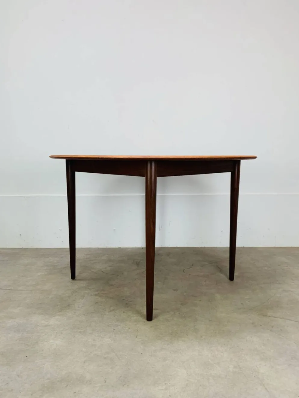 Table ronde scandinave en teck, 1960