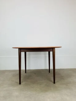 Table ronde scandinave en teck, 1960