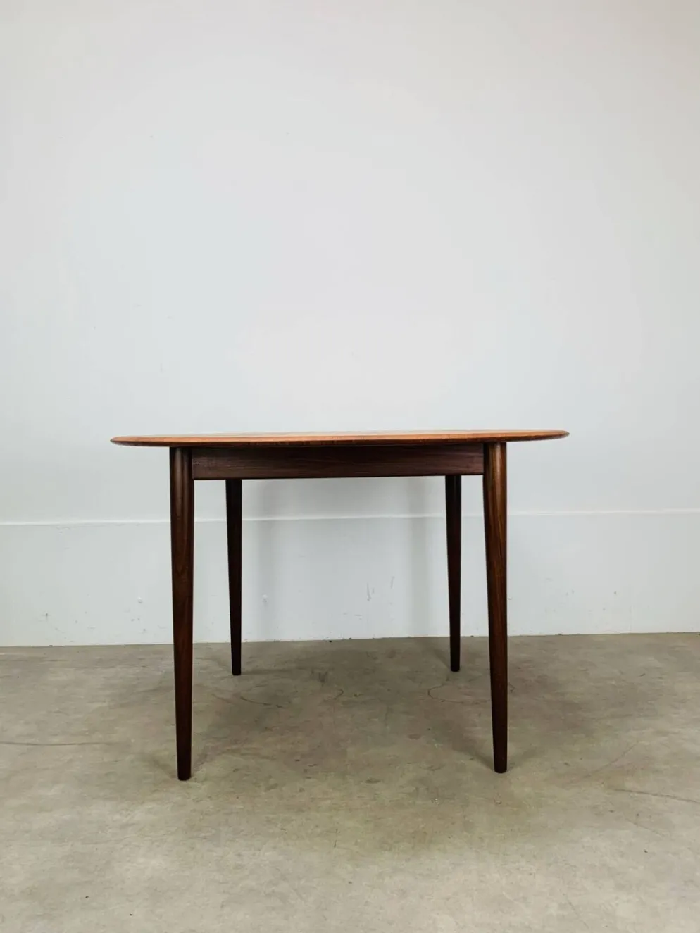 Table ronde scandinave en teck, 1960