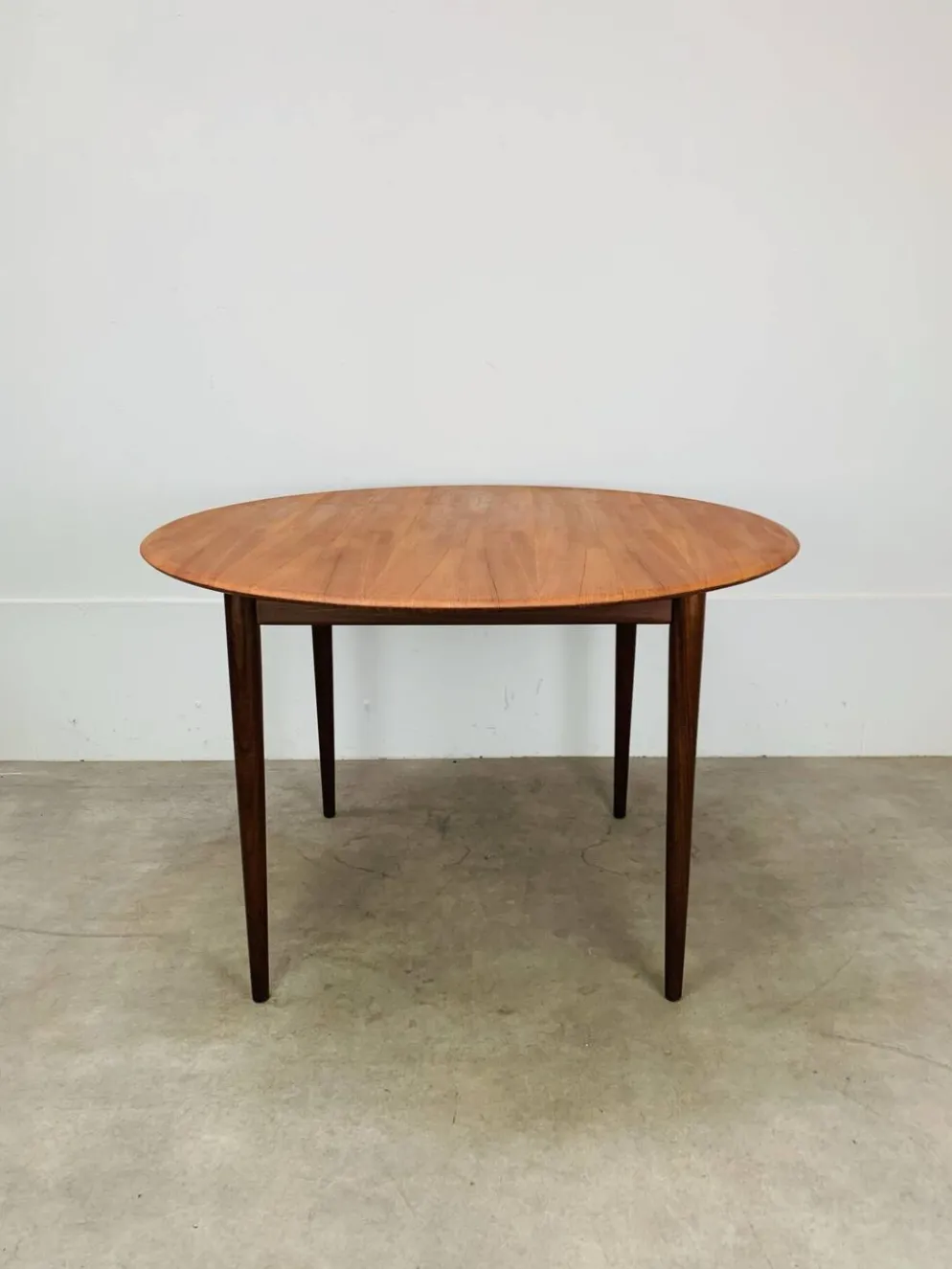 Table ronde scandinave en teck, 1960