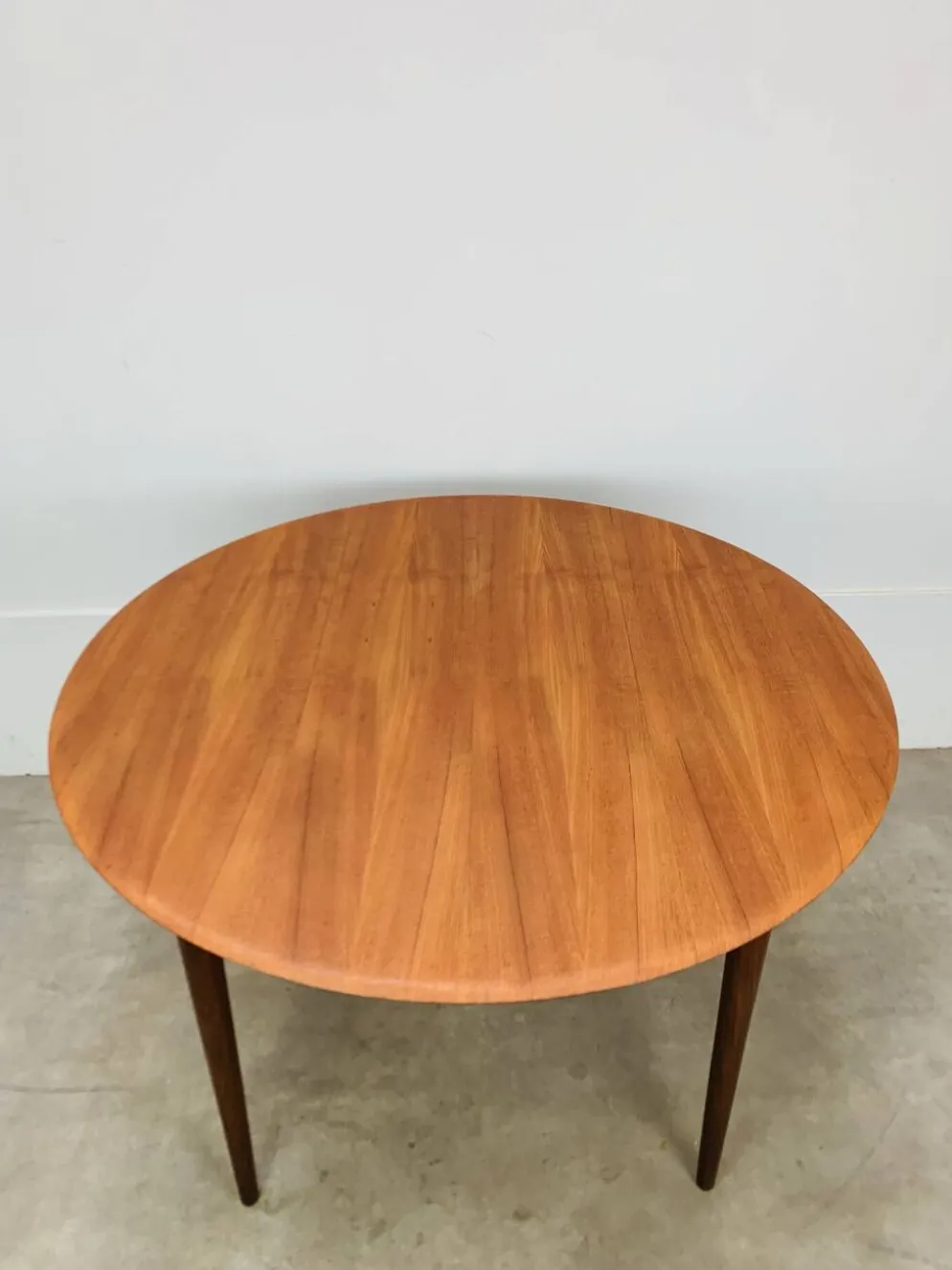 Table ronde scandinave en teck, 1960