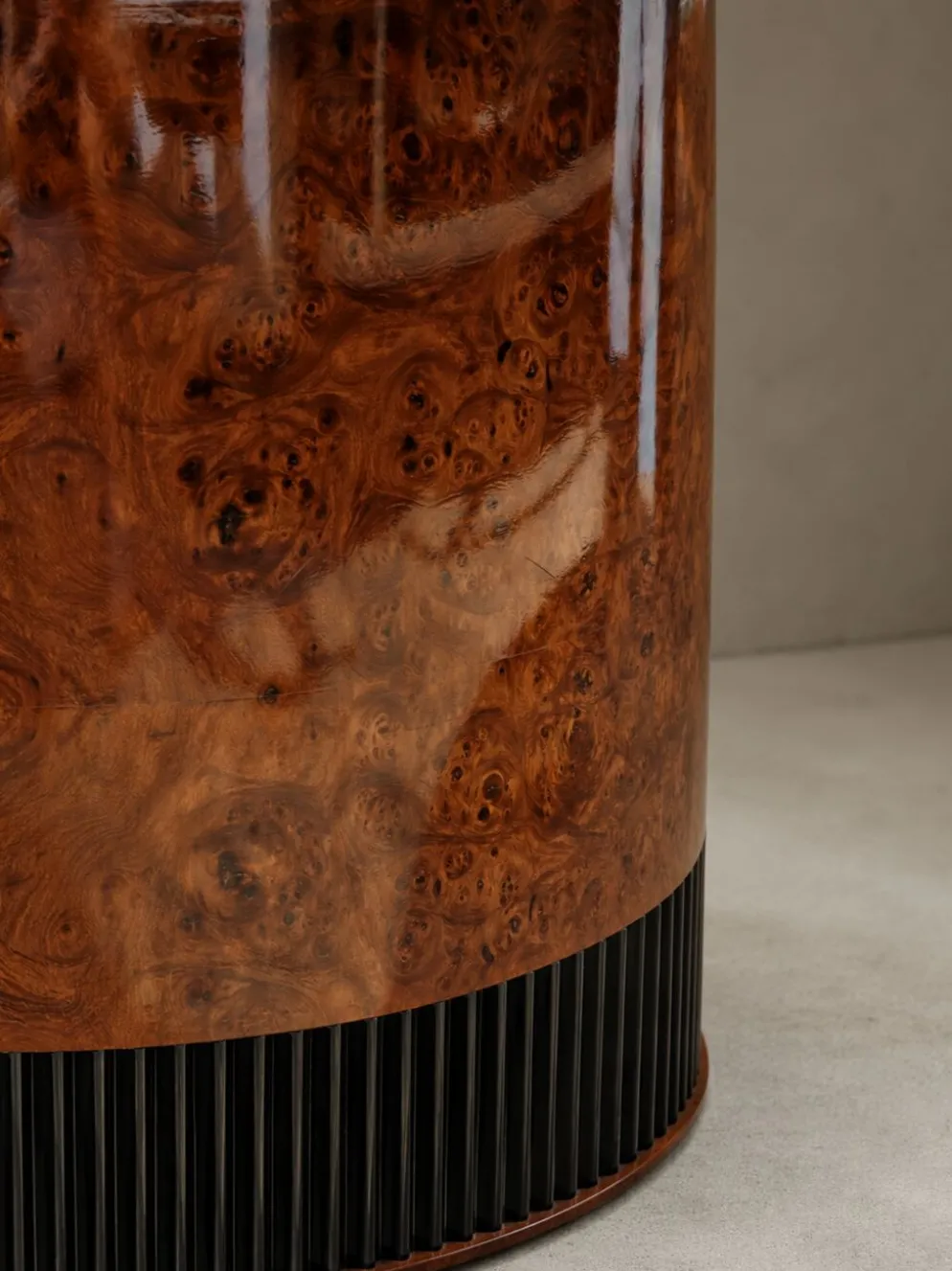 Table ronde vintage en loupe de bois