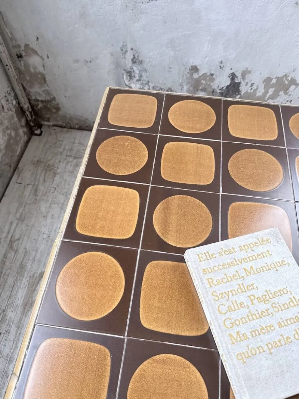Table rotin années 50 en céramique