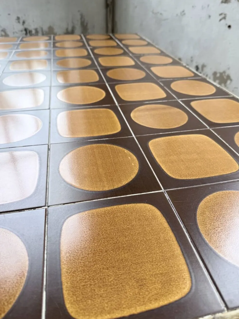 Table rotin années 50 en céramique